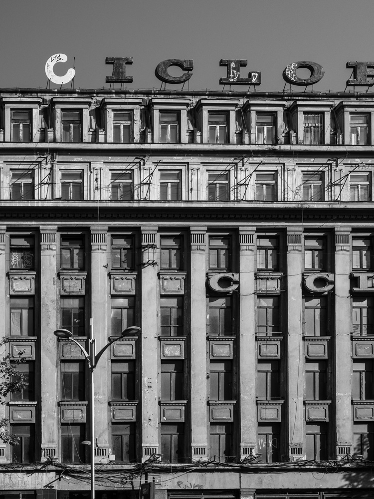 Edificio decadente Ciclope en Bucarest