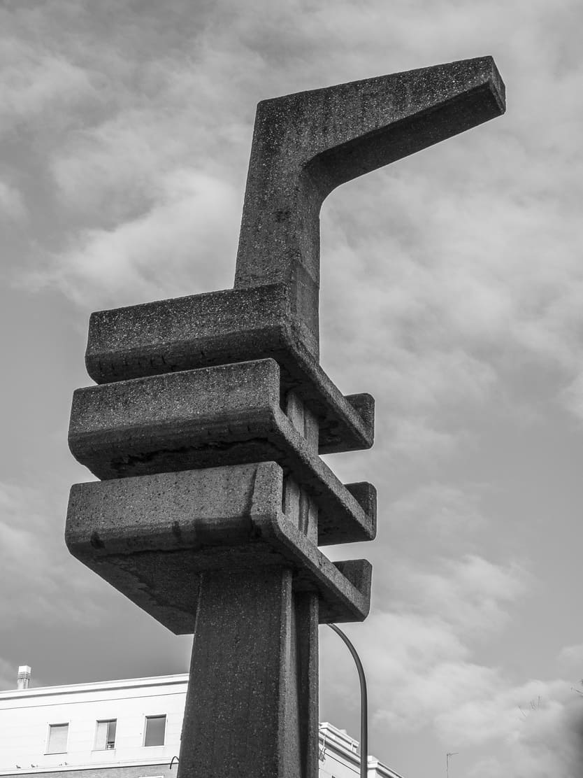 El Complejo Galaxia en Moncloa es un famoso ejemplo de arquitectura brutalista en Madrid, diseñado por Antonio Lamela entre 1966 y 1974, destacando por su uso de hormigón visto, formas geométricas poderosas y una integración única en el desnivel del terreno, creando zonas comerciales subterráneas y jardines urbanos, siendo un punto de referencia para universitarios y amantes del brutalismo.